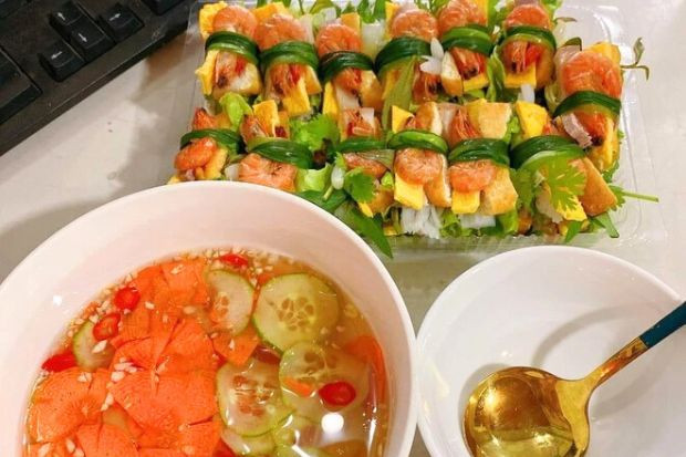 Nước chấm cũng là yếu tố không nhỏ góp phần làm tăng độ ngon món cuốn hành Thủy Nguyên